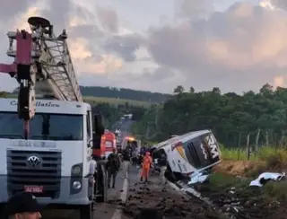 FATALIDADE: nove pessoas morrem e outras ficam feridas em acidente com ônibus de turismo; veja vídeo 