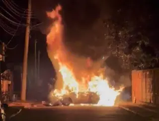 Homem invade casa da ex, quebra medida protetiva e queima o carro dela em MS