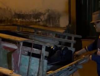 VÍDEO: corpo de vítima de assassinato é transportado em carroça por demora na chegada do 'rabecão'