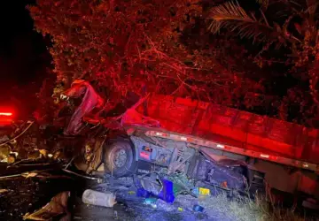 Acidente entre ônibus e carreta deixa mortos e feridos G0-164, entre Nova Crixás e Mundo Novo �- Foto: Divulgação/Corpo de Bombeiros