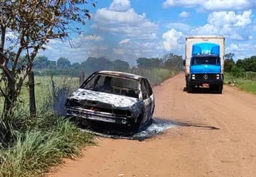 Carro incendiado onde corpo estava. (Foto: Fala Povo)