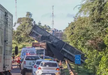 ExAcidente na BR-163 deixa ao menos cinco mortes; congestionamento se forma próximo a Anhanduí