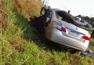 Com o impacto, o Toyota foi arremessado para fora da estrada - Crédito: Última hora
