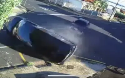Caixão com corpo é arremessado na rua em acidente com carro funerário; veja vídeo