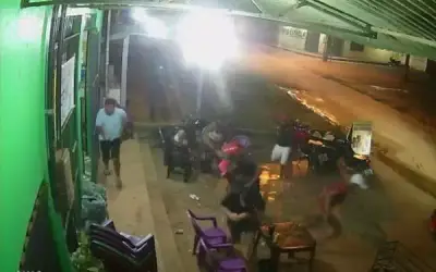 Vídeo: pistoleiros abrem fogo contra clientes e matam seis em bar