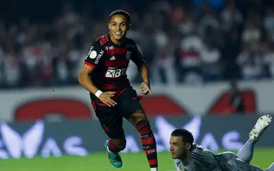 Flamengo bate São Paulo fora de casa e dorme no 3º lugar do Brasileiro