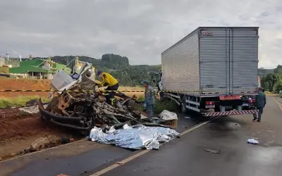 Colisão entre caminhão e caminhonete mata três pessoas