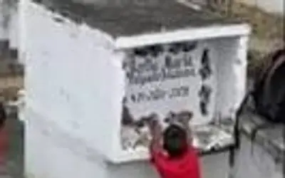 Vídeo: Cena emocionante menino visita túmulo para mostrar boletim escolar