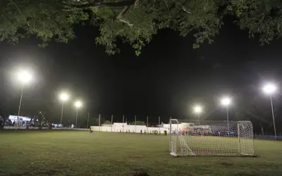 Atletas e escolinhas de futebol comemoram iluminação no Campo da Moreninha II