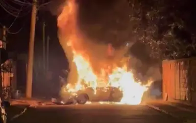 Homem invade casa da ex, quebra medida protetiva e queima o carro dela
