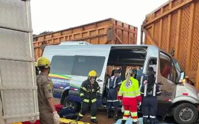 Batida entre van e carreta deixa 12 vítimas ; quatro morreram presas às ferragens