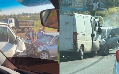 Grave acidente entre van e carro deixa três mortos 