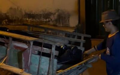 VÍDEO: corpo de vítima de assassinato é transportado em carroça por demora na chegada do 'rabecão'