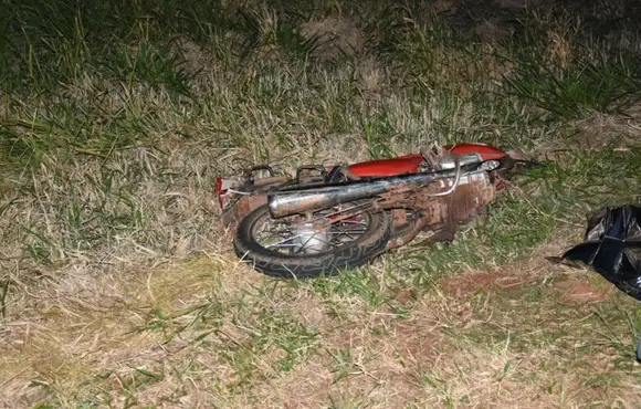 Motocicleta se parte ao meio após colisão e motociclista teve parte do corpo dilacerado na MS-376