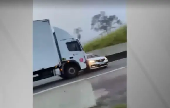 Caminhoneiro arrasta carro de bandidos após ser abordado em rodovia,veja vídeo